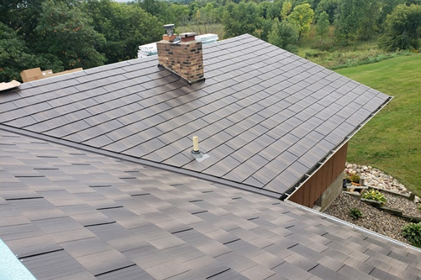 Asphalt Shingles vs. Metal Roofing for Minnesota Homes